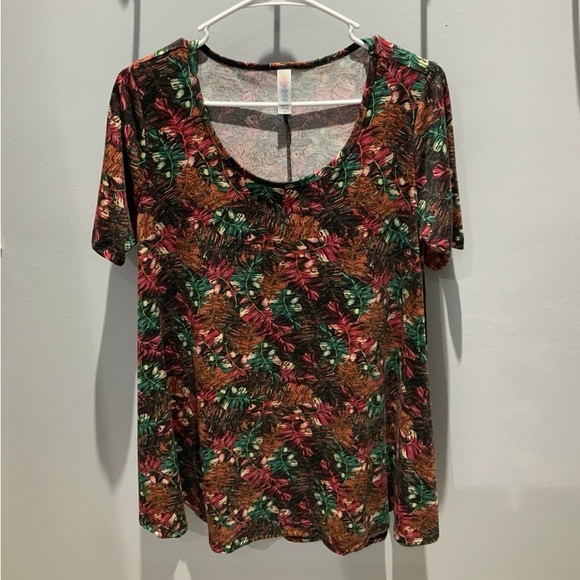 LuLaRoe Tops - 💚 3/$15 LuLaRoe Feather Print Perfect T Size XXS Has Side Slits